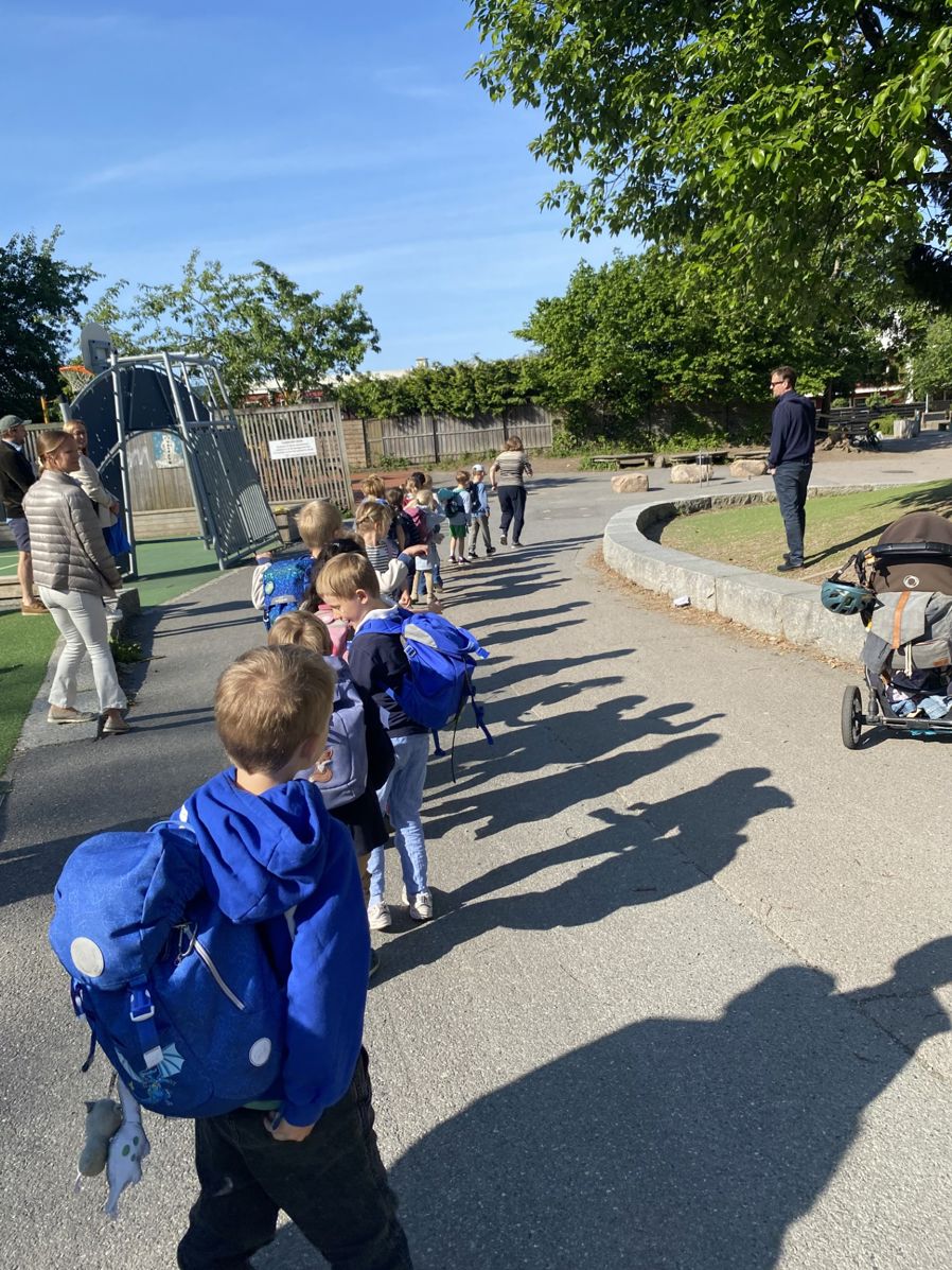 En gruppe mennesker som går på et fortau