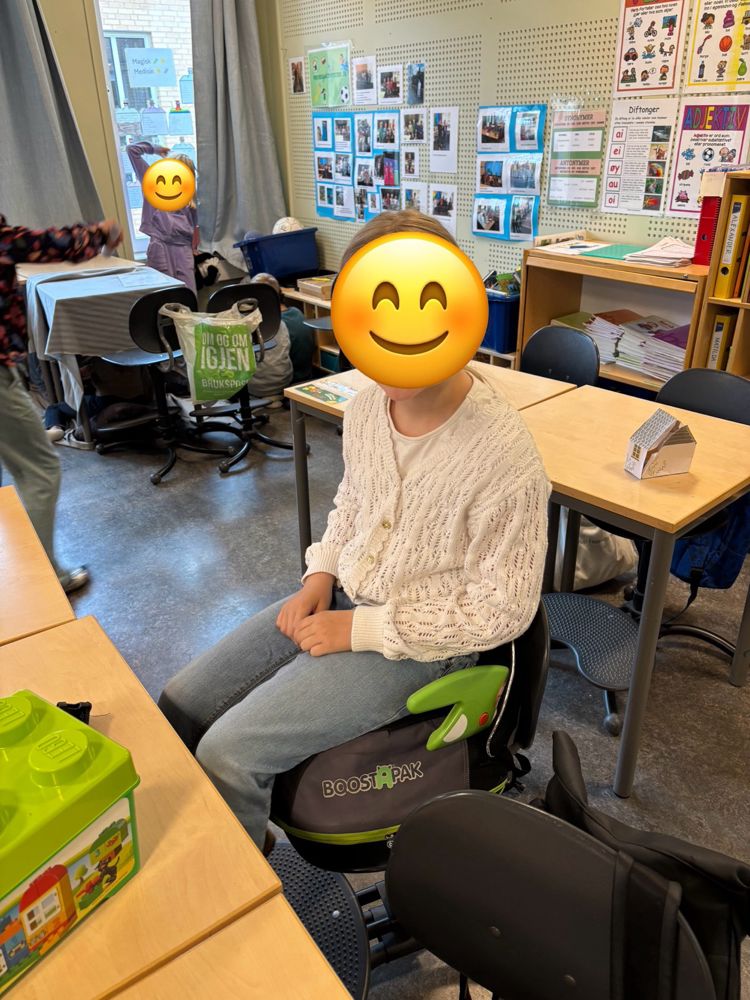 en person som sitter i en stol med en gul maske i ansiktet