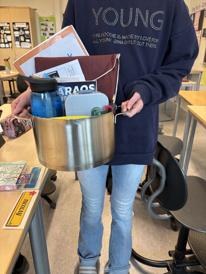 en person som holder en metallbøtte