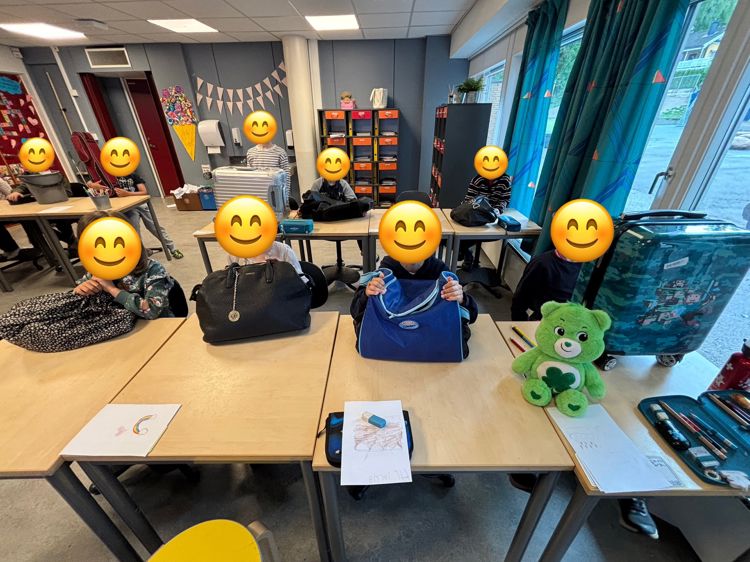 en gruppe mennesker som har på seg klær