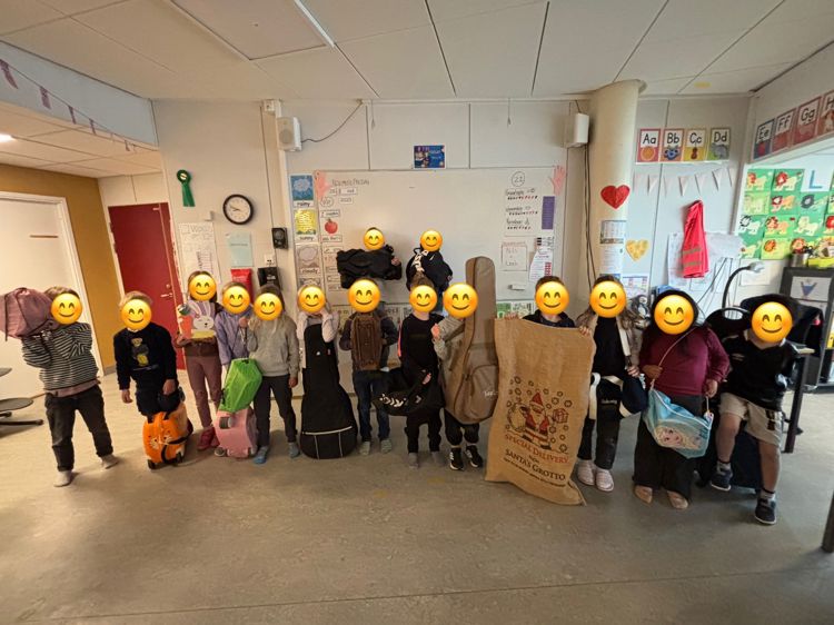 en gruppe barn som holder skilt