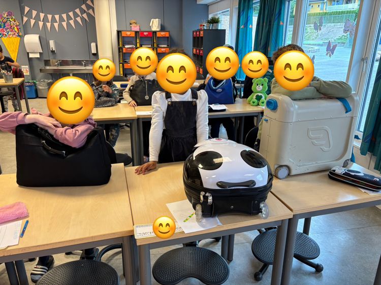 en gruppe mennesker som har på seg klær