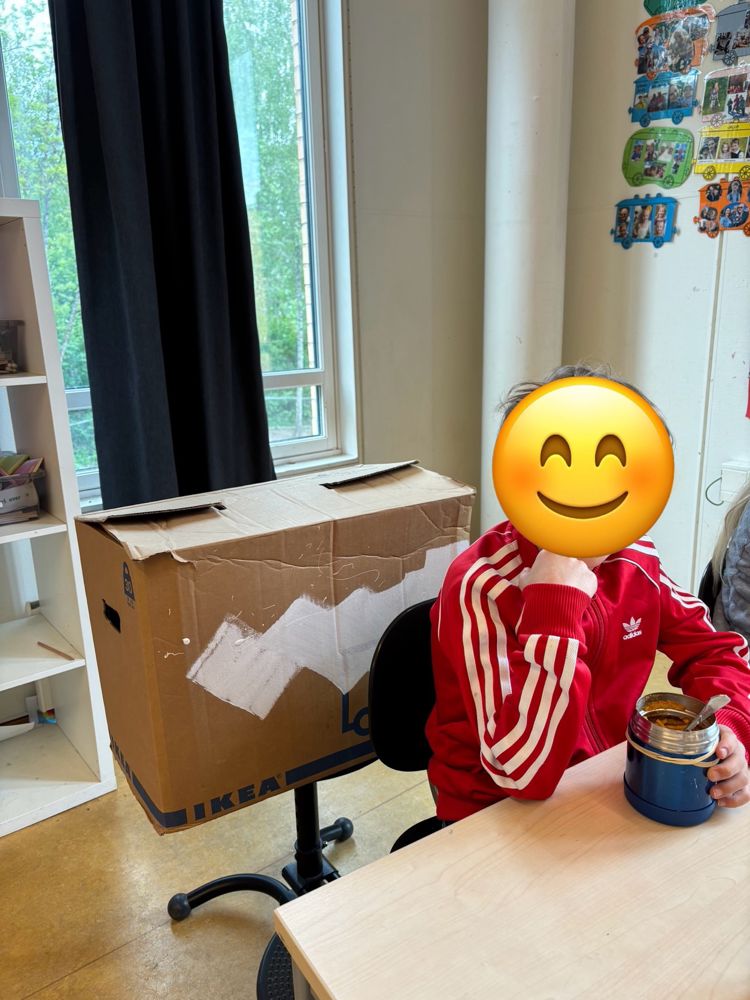 en person i et plagg som sitter ved et bord