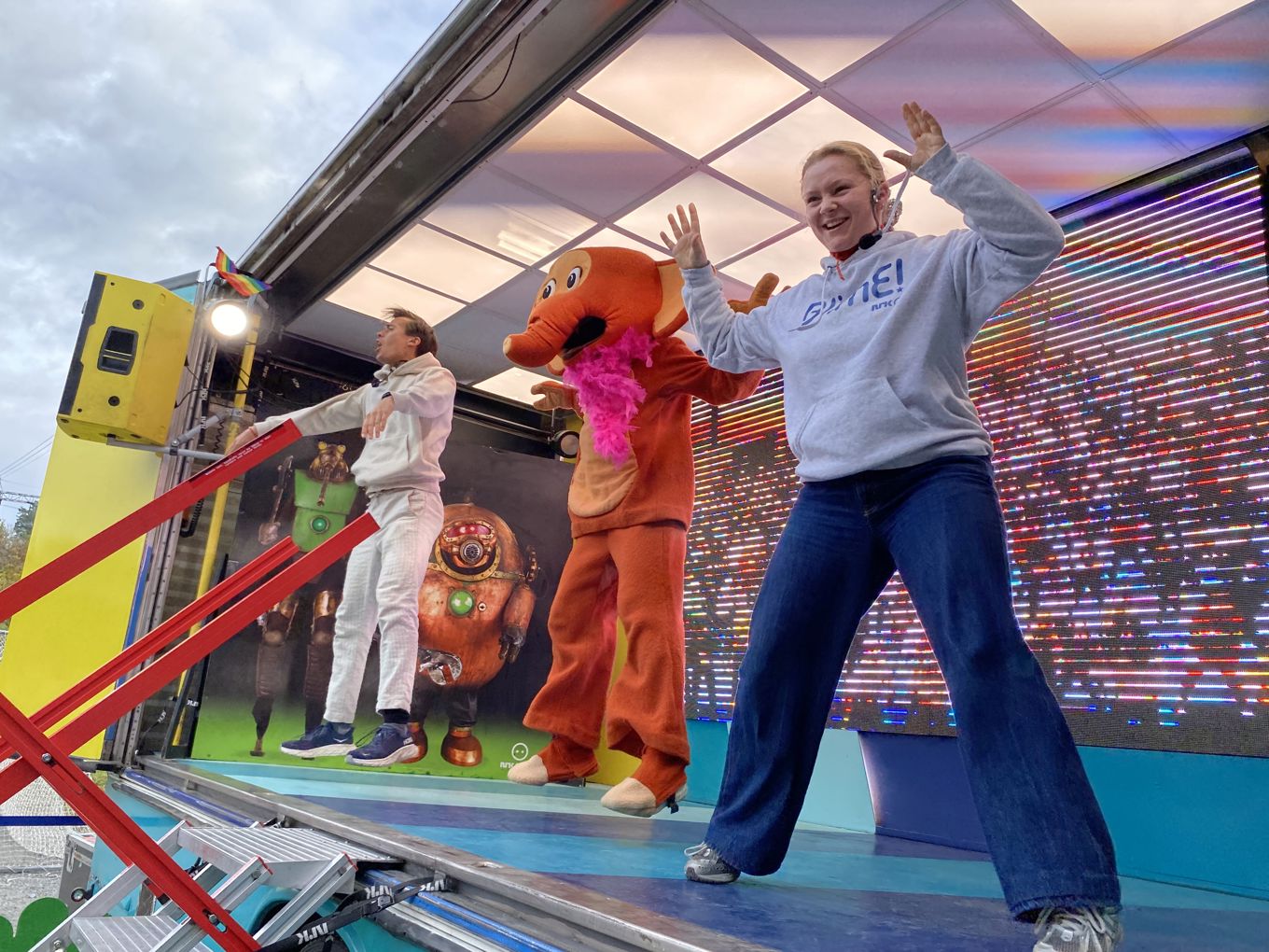 en gruppe mennesker på en scene en gruppe mennesker på en scene