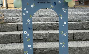 et skilt med ballonger på