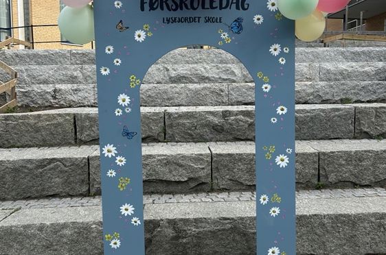 et skilt med ballonger på