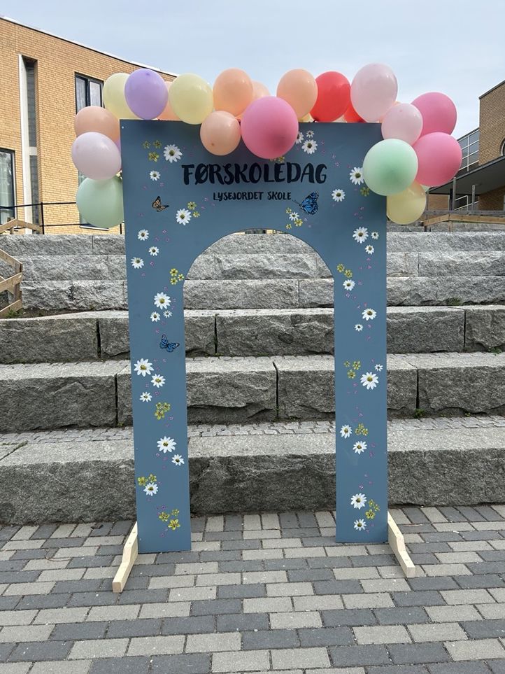 et skilt med ballonger på