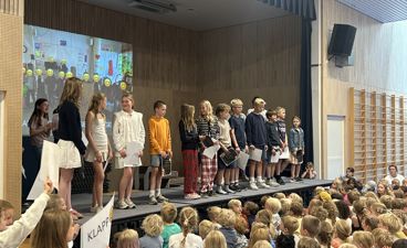 en gruppe mennesker på en scene