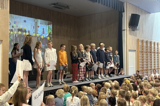 en gruppe mennesker på en scene