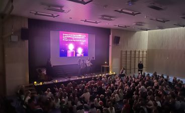 en gruppe mennesker på en scene