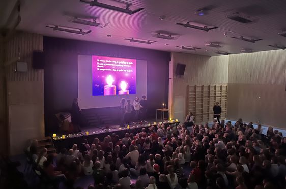 en gruppe mennesker på en scene