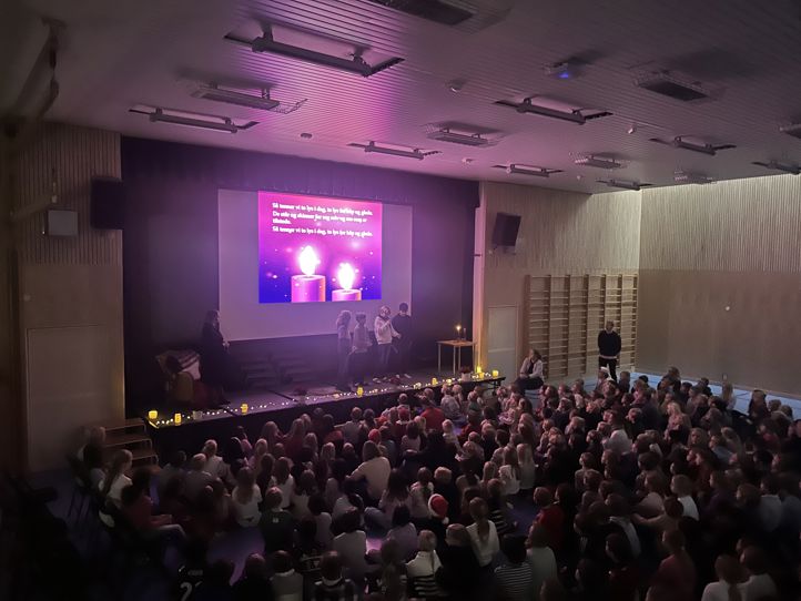 en gruppe mennesker på en scene