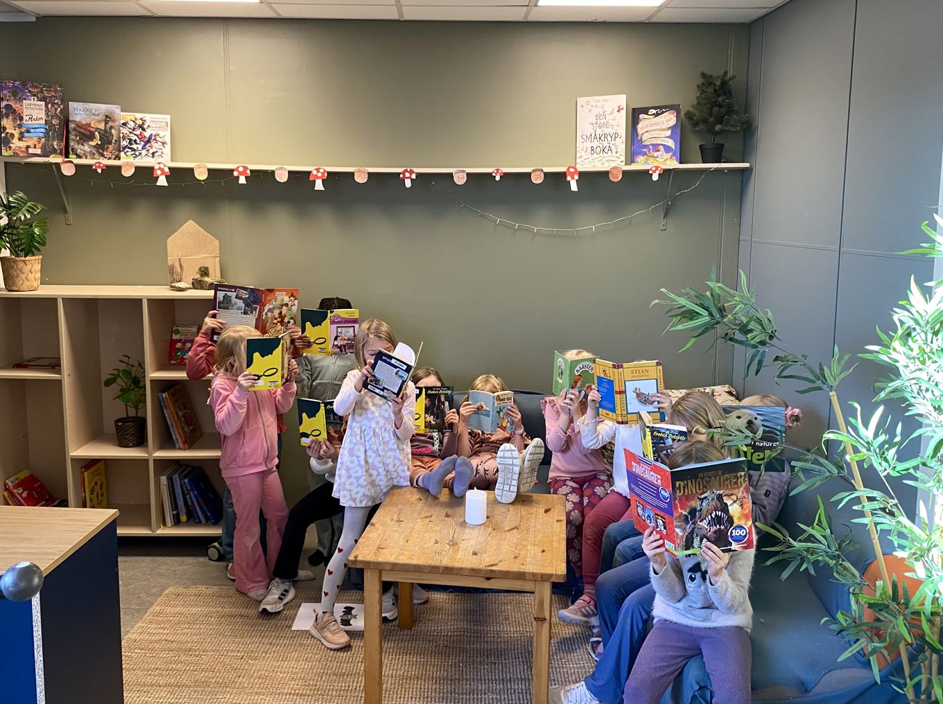 en gruppe personer i et rom en gruppe personer i et rom