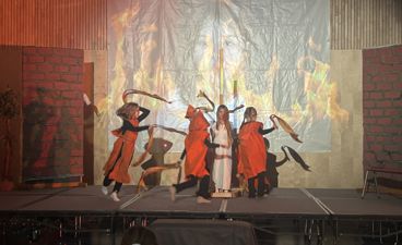 en gruppe mennesker som danser på en scene