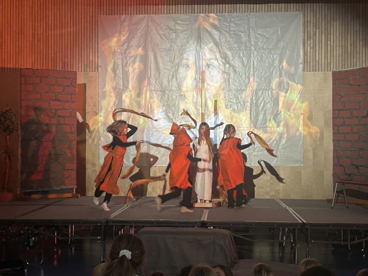 en gruppe mennesker som danser på en scene