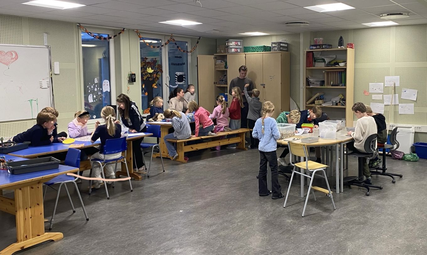 En gruppe mennesker i et klasserom En gruppe mennesker i et klasserom