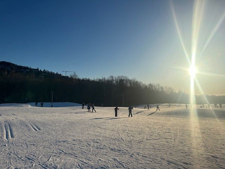 En gruppe mennesker på et snødekt jorde