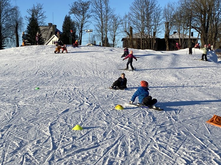 En gruppe mennesker på ski