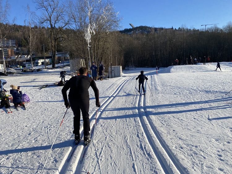 En gruppe mennesker som går på ski på snøen