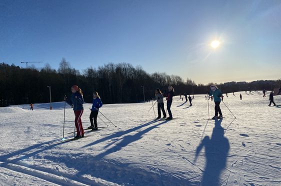 En gruppe mennesker som går på ski på snøen