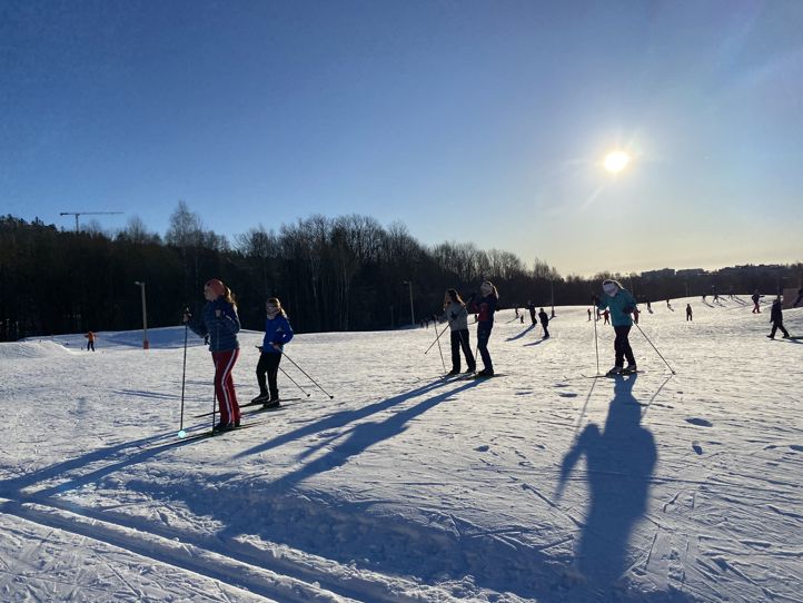 En gruppe mennesker som går på ski på snøen