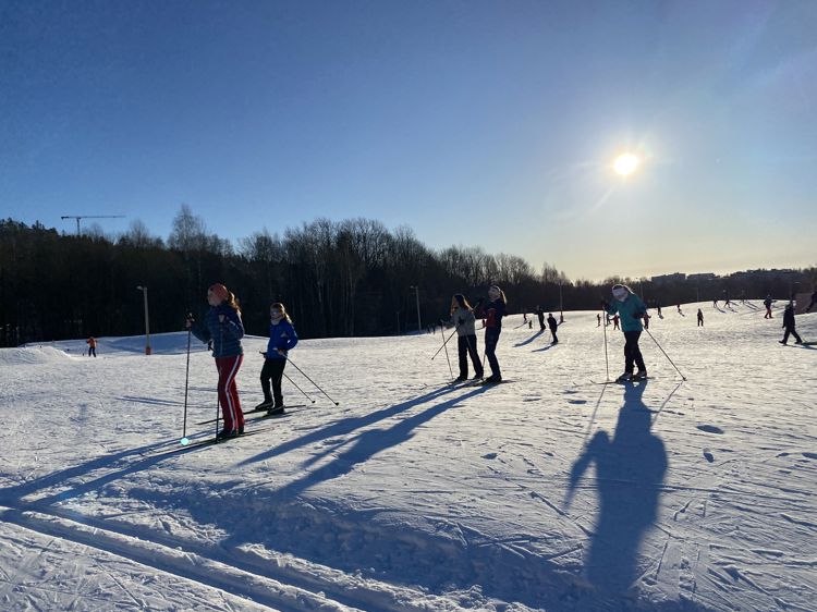 En gruppe mennesker som går på ski på snøen