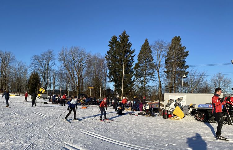 En gruppe mennesker som går på ski på snøen