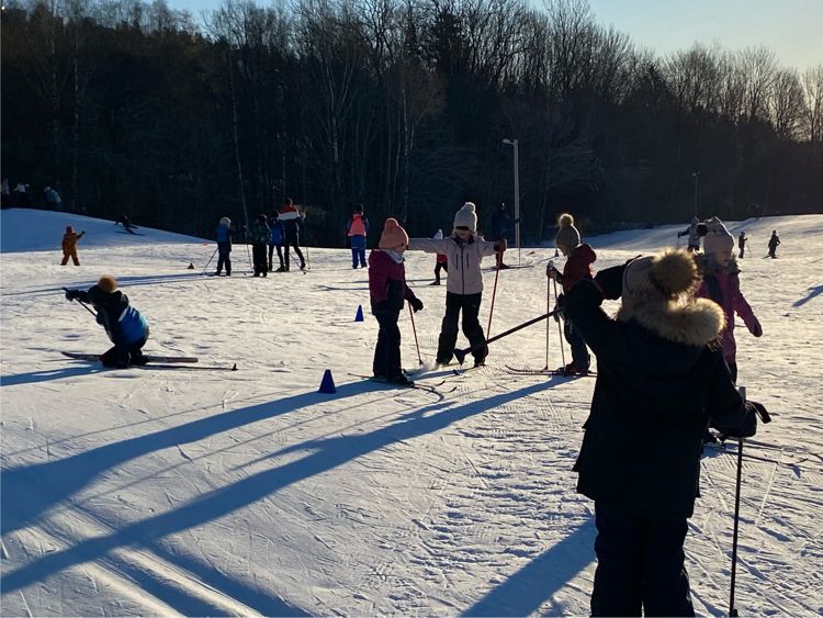 En gruppe mennesker på ski