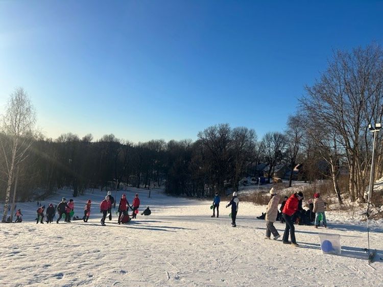 En gruppe mennesker på et snødekt jorde