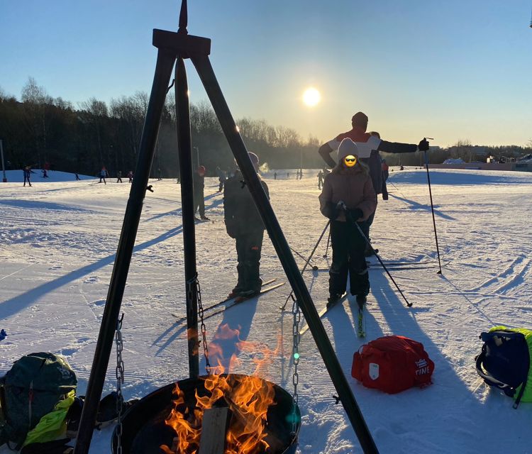 En gruppe mennesker på ski