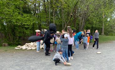 en gruppe mennesker utenfor