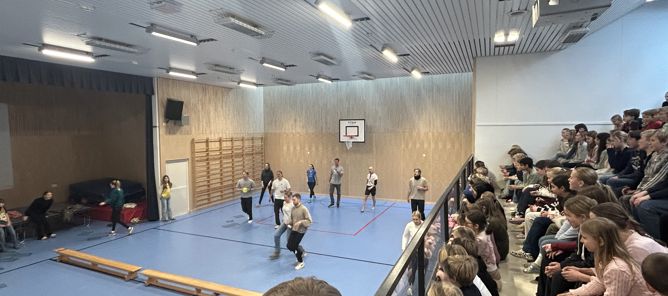 en gruppe mennesker i et rom