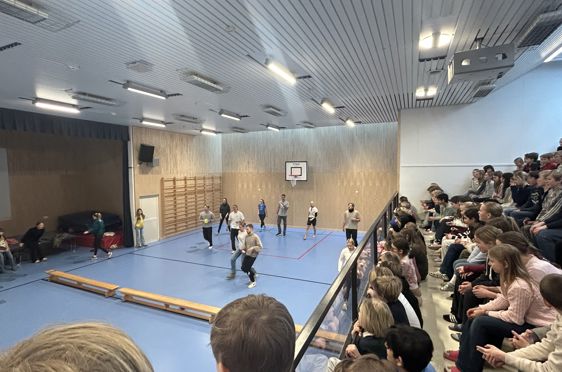 en gruppe mennesker i et rom