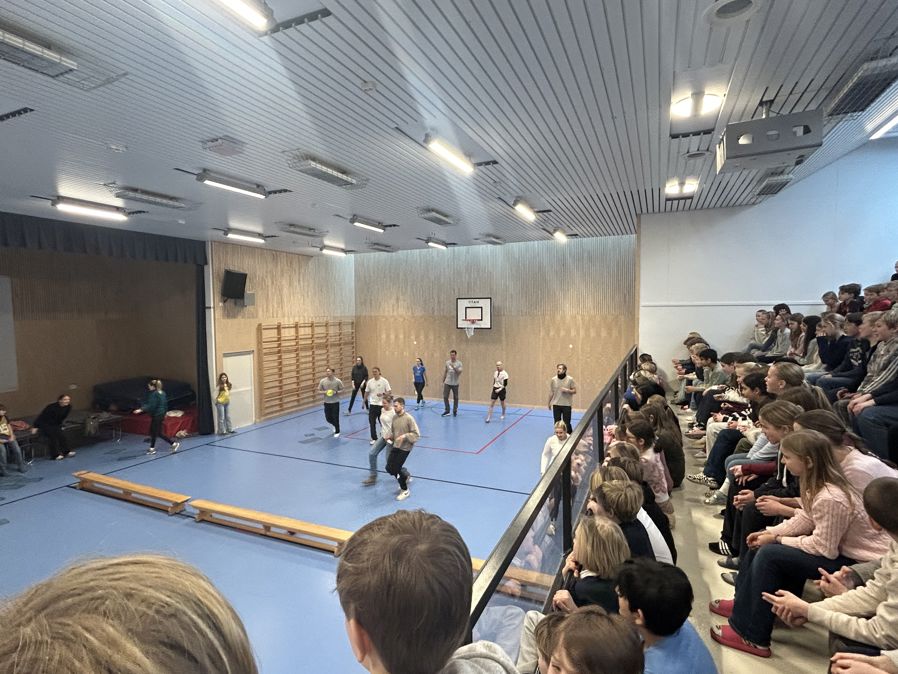 en gruppe mennesker i et rom