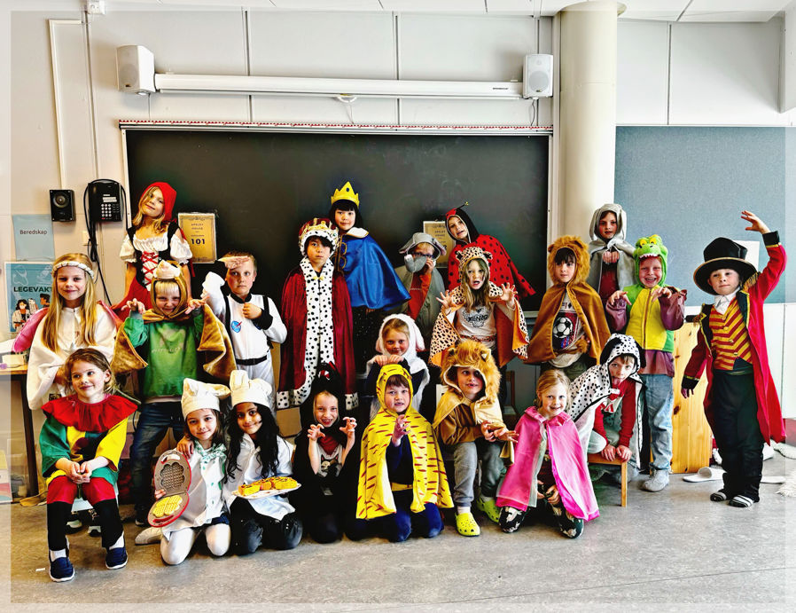 En gruppe barn i klær