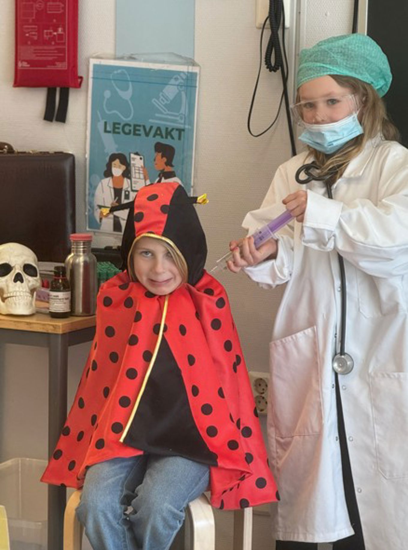 en person og et barn som har på seg klær