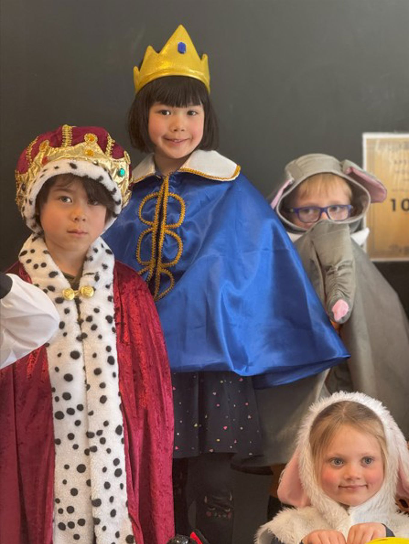 en gruppe barn som har på seg klær