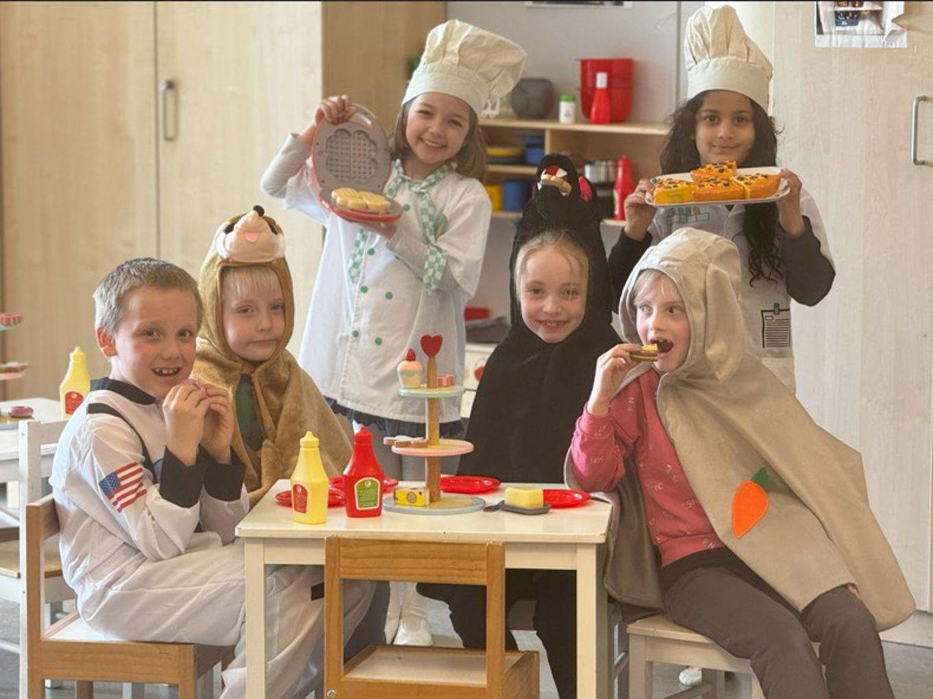 en gruppe barn som har på seg klær