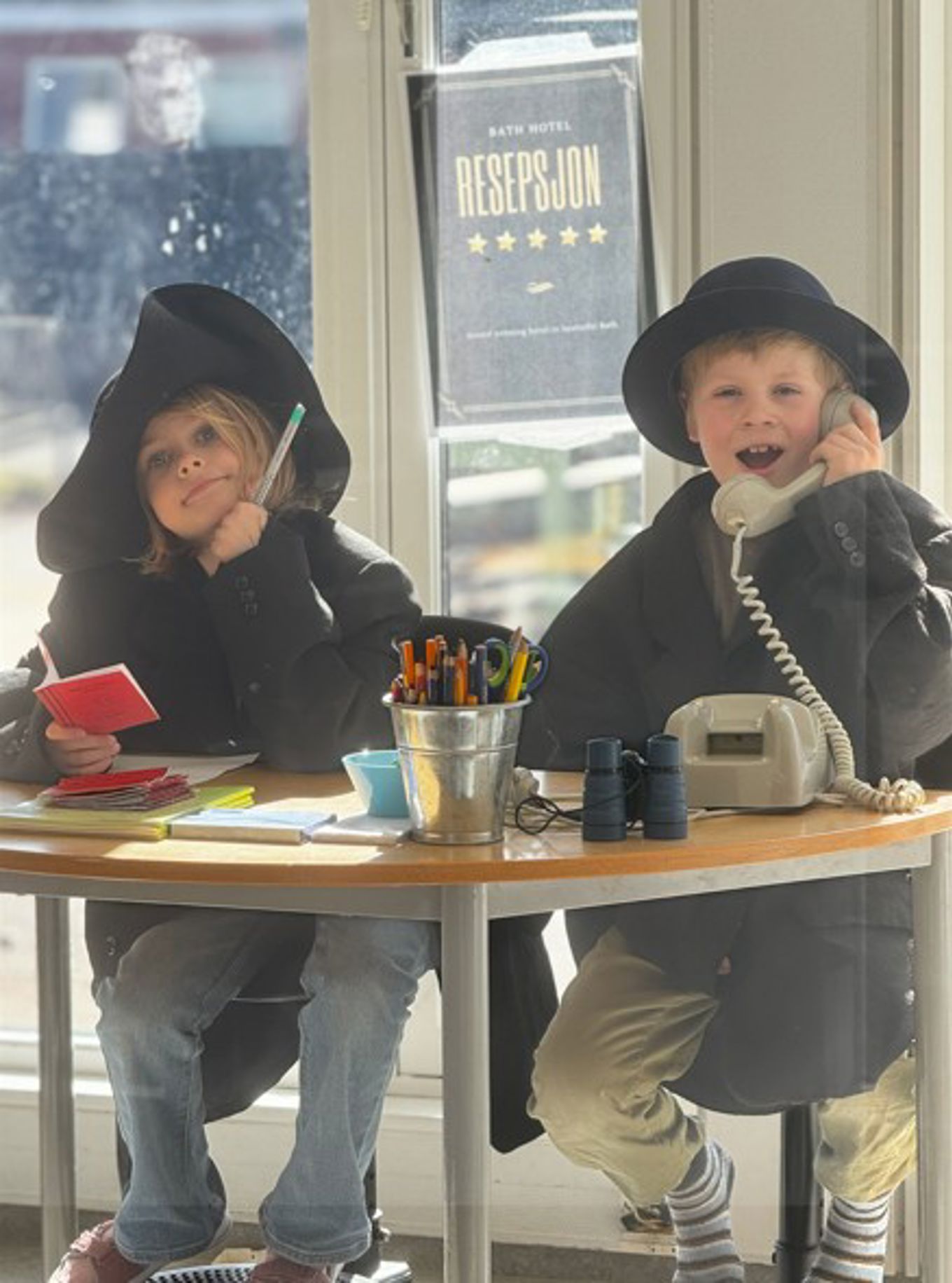 to barn sitter ved et bord