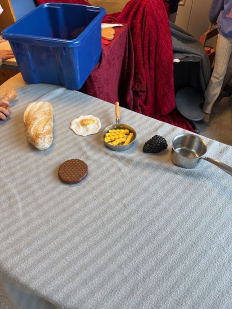 et bord med mat på