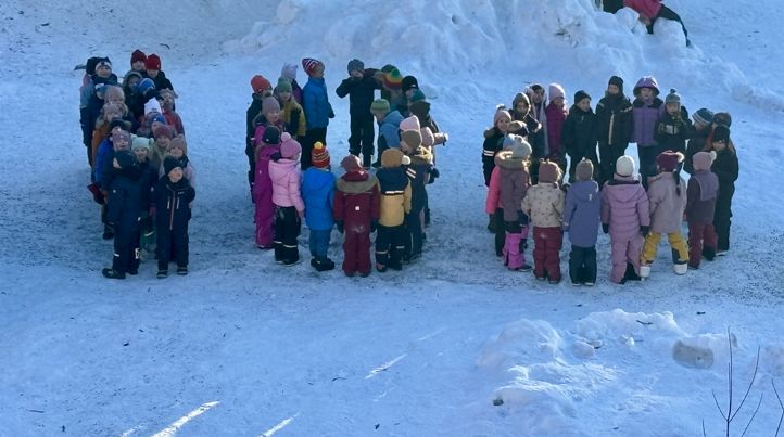 en gruppe mennesker som står i snøen
