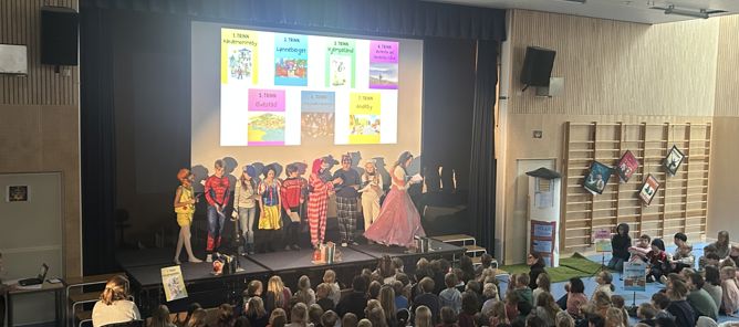 en gruppe mennesker som opptrer på scenen