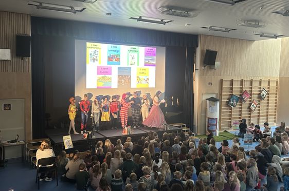 en gruppe mennesker som opptrer på scenen