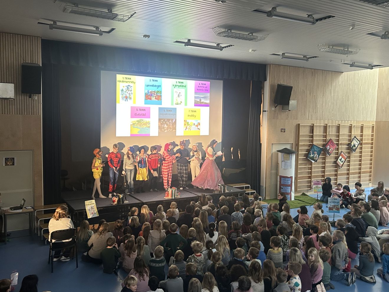 en gruppe mennesker som opptrer på scenen en gruppe mennesker som opptrer på scenen