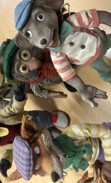 En gruppe mennesker i klær