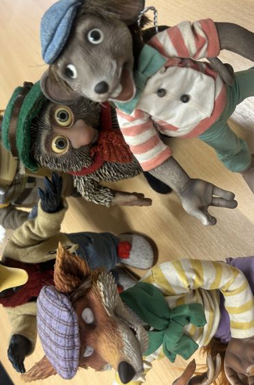 En gruppe mennesker i klær