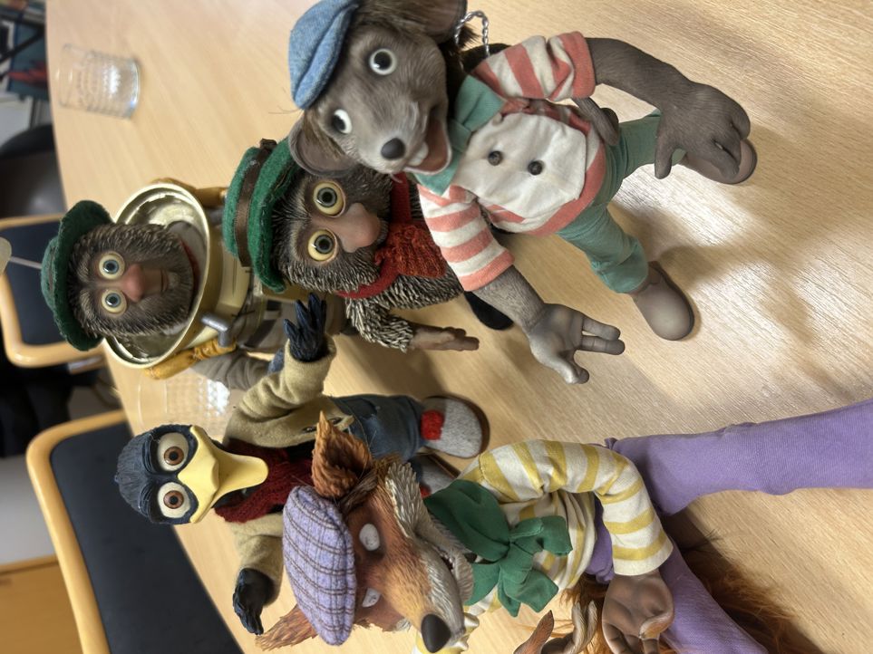 En gruppe mennesker i klær