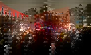 en gruppe mennesker som står utenfor en bygning