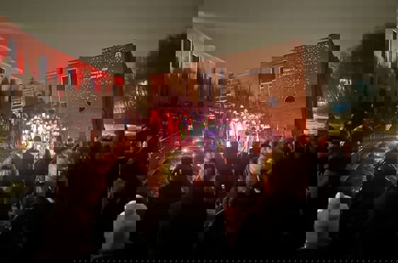 en gruppe mennesker som står utenfor en bygning