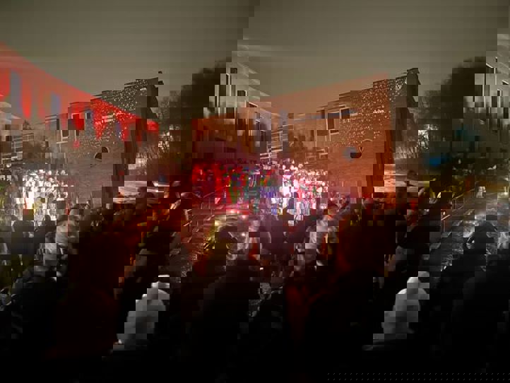 en gruppe mennesker som står utenfor en bygning